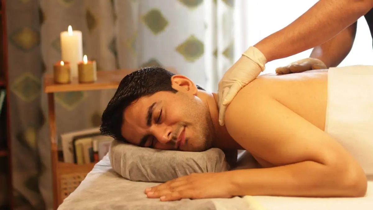 Kräuterstempel Massage Schulungen für nachhaltige Qualität im Spa-Bereich