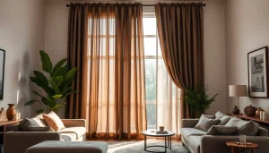 Verduisterende gordijnen in een sfeervolle woonkamer met warm licht en elegante decoratie.